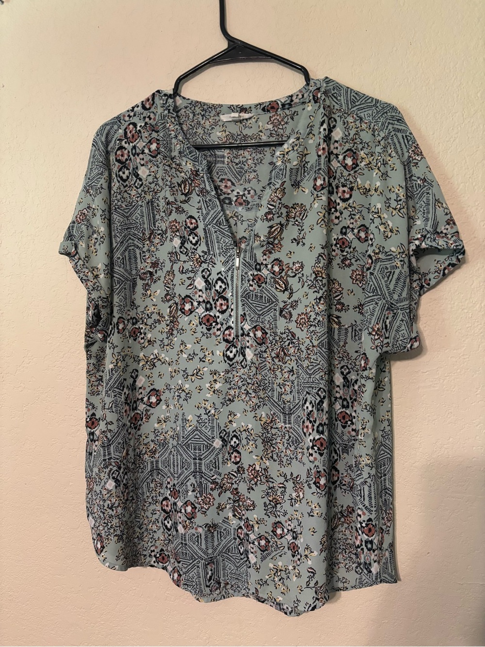 Maurices Light Blue Floral Zip-Front V-Neck Blouse